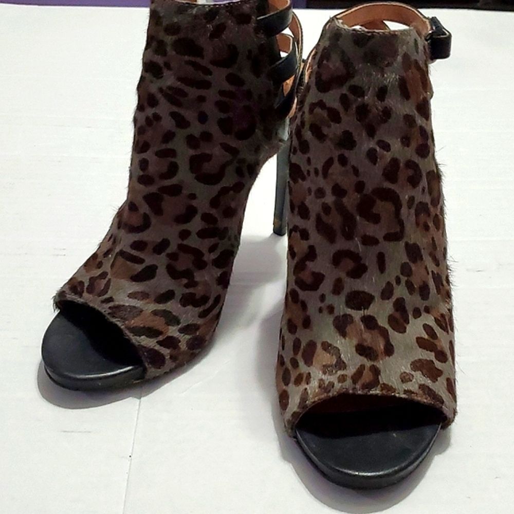 Vince Camuto Fenette Grayish Leopard Cow Hair Open Toe Heeled Bottie Sandals 6M